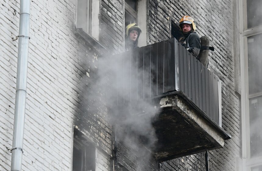 Пожар произошел в жилом доме в центре Москвы 2 фото