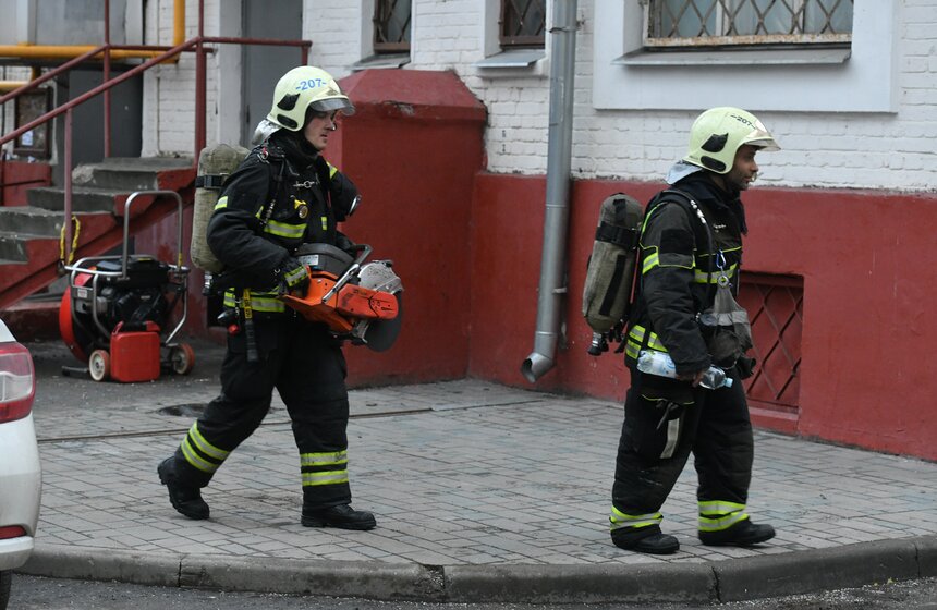 Пожар произошел в жилом доме в центре Москвы 9 фото