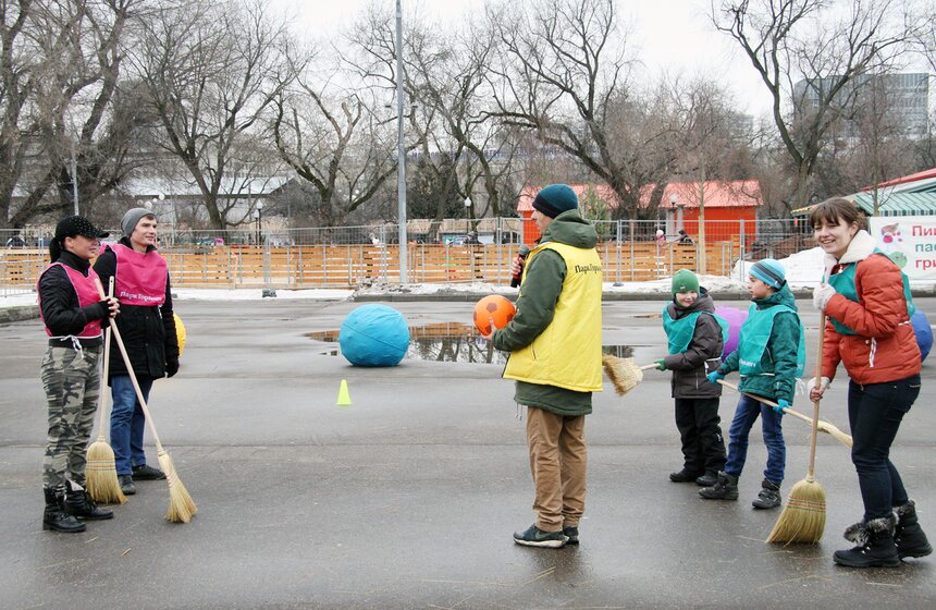 В парке Горького прошли соревнования по метлохоккею 1 фото