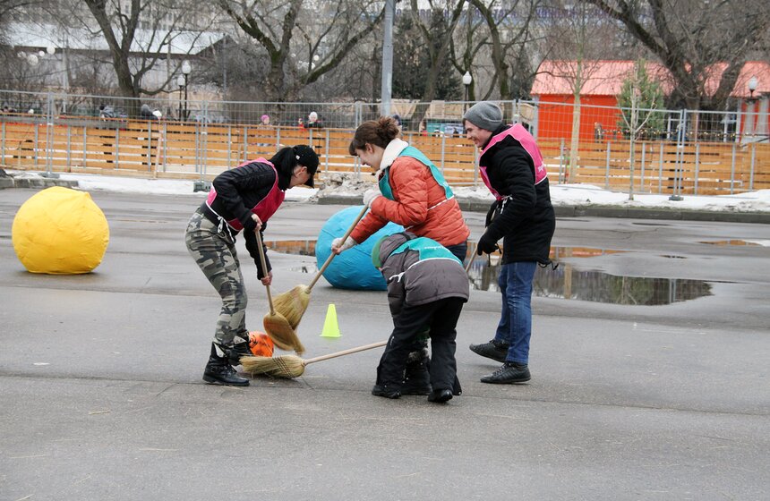 В парке Горького прошли соревнования по метлохоккею 2 фото