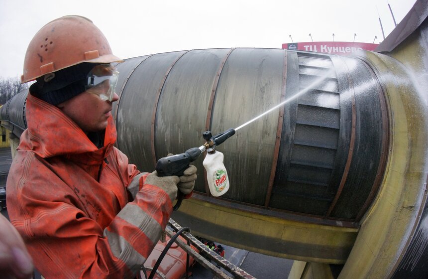 Коммунальщики начали очищать тоннели и мосты от зимней грязи 9 фото