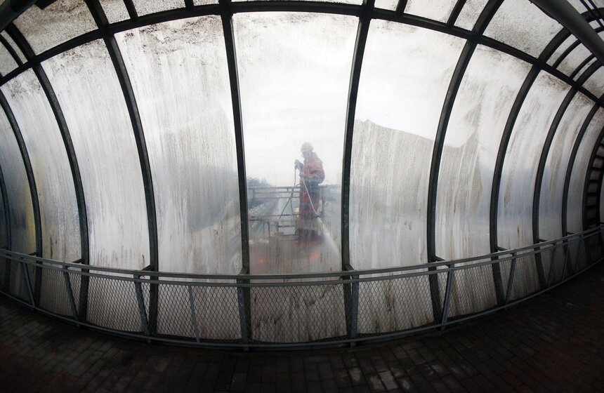 Коммунальщики начали очищать тоннели и мосты от зимней грязи 11 фото