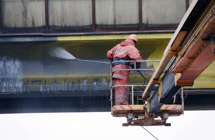 Коммунальщики начали очищать тоннели и мосты от зимней грязи 14 фото