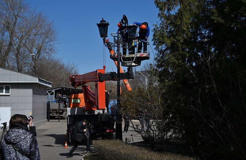 В Москве провели обслуживание газовых фонарей в рамках месячника весеннего благоустройства 13 фото