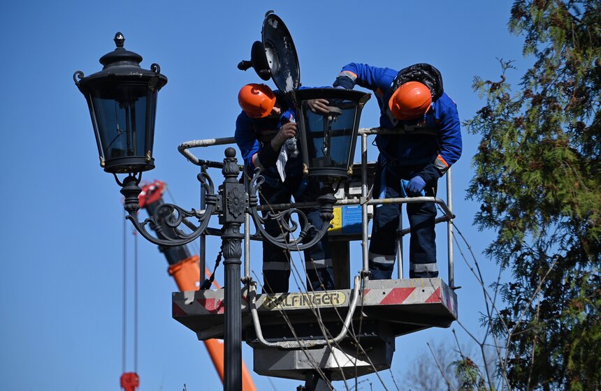 В Москве провели обслуживание газовых фонарей в рамках месячника весеннего благоустройства 12 фото
