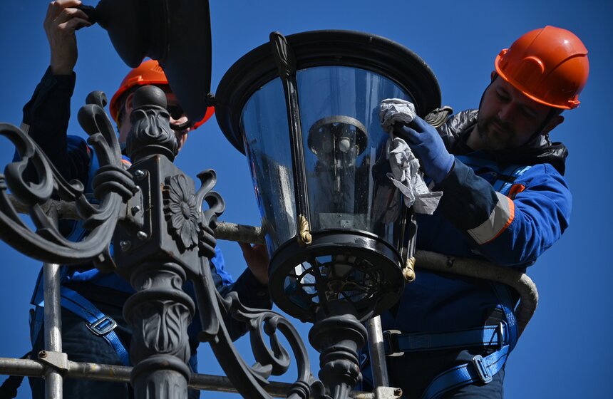 В Москве провели обслуживание газовых фонарей в рамках месячника весеннего благоустройства 11 фото