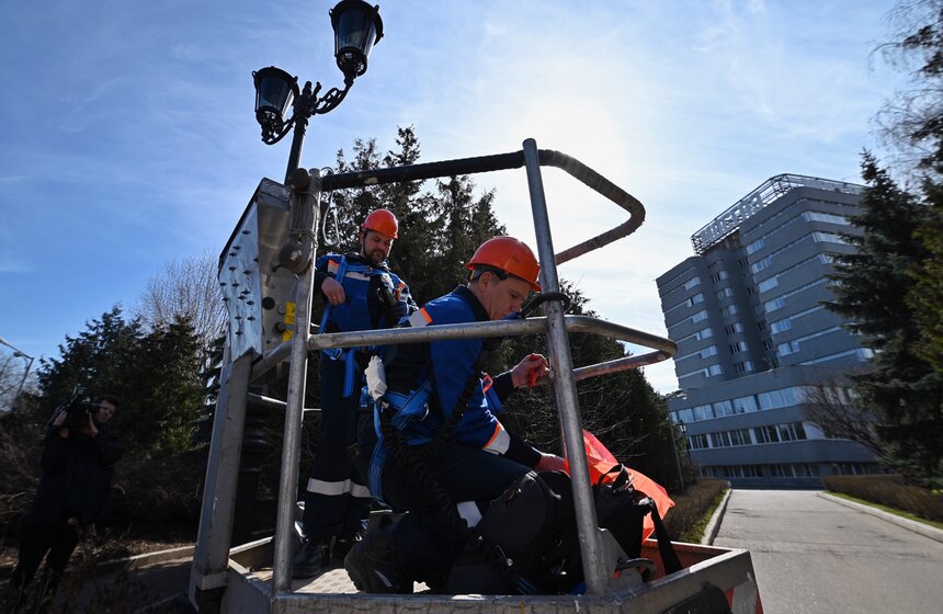 В Москве провели обслуживание газовых фонарей в рамках месячника весеннего благоустройства 3 фото