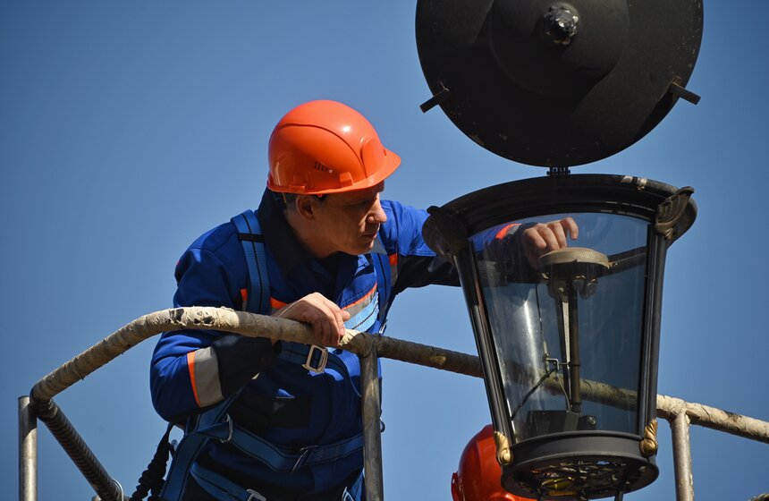 В Москве провели обслуживание газовых фонарей в рамках месячника весеннего благоустройства 6 фото