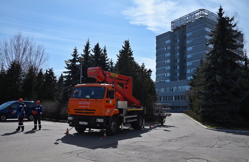 В Москве провели обслуживание газовых фонарей в рамках месячника весеннего благоустройства 2 фото