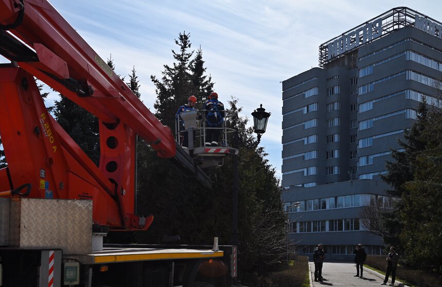 В Москве провели обслуживание газовых фонарей в рамках месячника весеннего благоустройства 10 фото