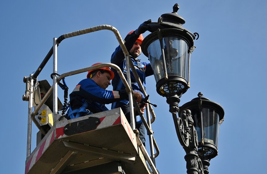 В Москве провели обслуживание газовых фонарей в рамках месячника весеннего благоустройства 5 фото