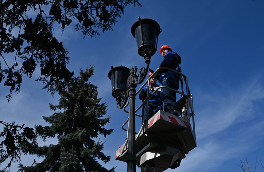 В Москве провели обслуживание газовых фонарей в рамках месячника весеннего благоустройства 4 фото