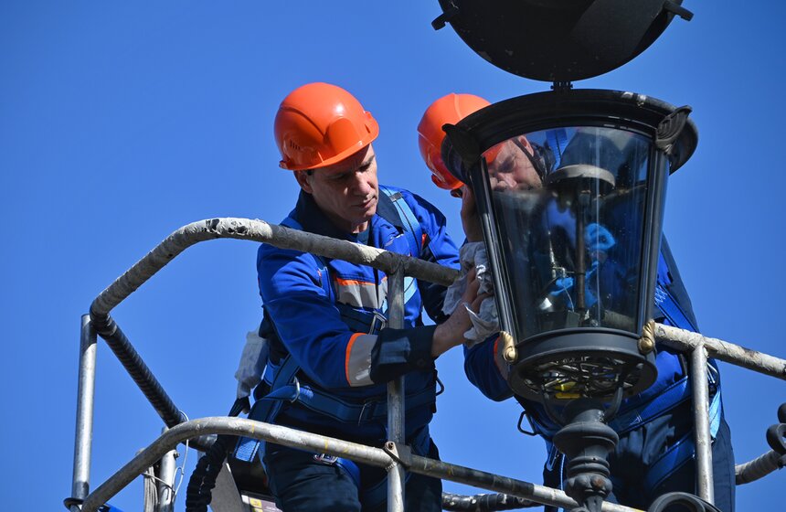 В Москве провели обслуживание газовых фонарей в рамках месячника весеннего благоустройства 8 фото