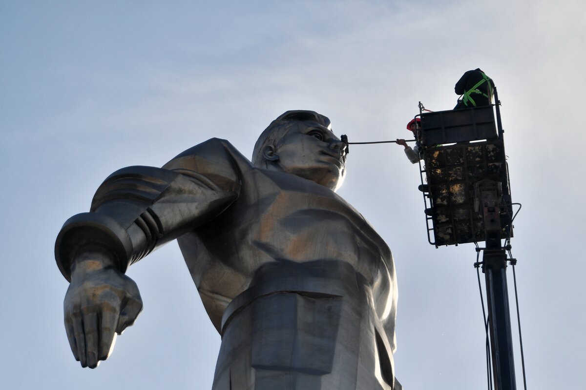 памятник гагарину в москве