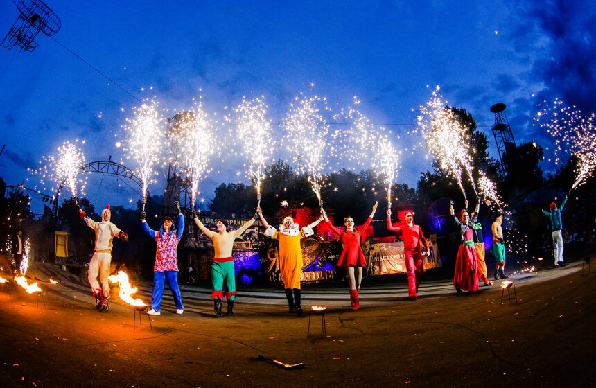 Фестиваль уличных театров "Вселенский карнавал огня" состоялся в Москве 21 фото