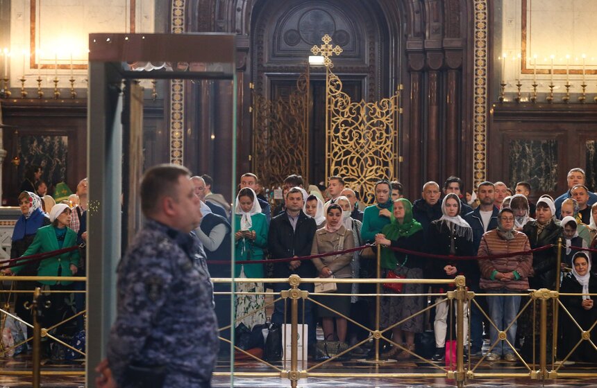 Верующие пришли поклониться "Троице" Андрея Рублева в храм Христа Спасителя 4 фото