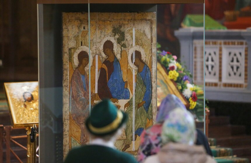 Верующие пришли поклониться "Троице" Андрея Рублева в храм Христа Спасителя 7 фото