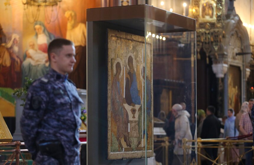 Верующие пришли поклониться "Троице" Андрея Рублева в храм Христа Спасителя 10 фото