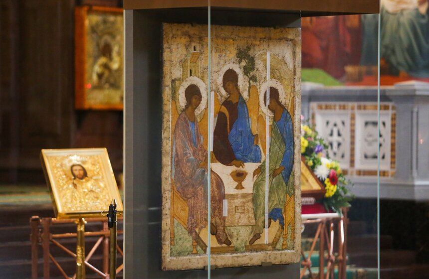 Верующие пришли поклониться "Троице" Андрея Рублева в храм Христа Спасителя 9 фото