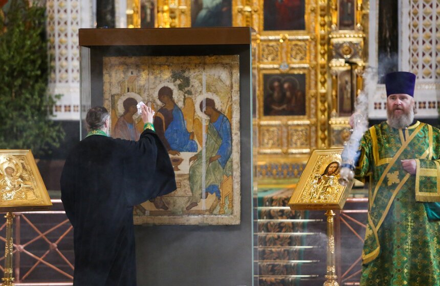 Верующие пришли поклониться "Троице" Андрея Рублева в храм Христа Спасителя 3 фото