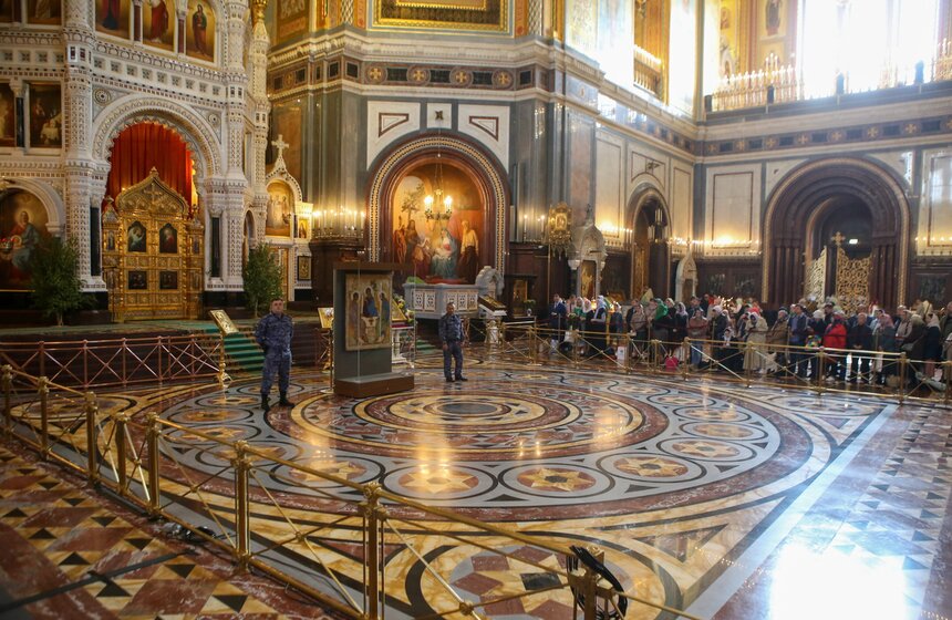 Верующие пришли поклониться "Троице" Андрея Рублева в храм Христа Спасителя 1 фото