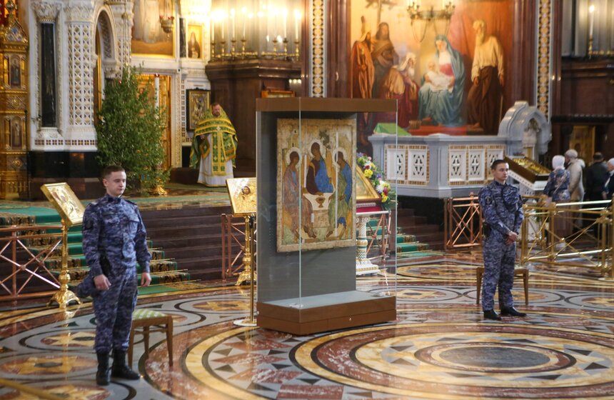 Верующие пришли поклониться "Троице" Андрея Рублева в храм Христа Спасителя 8 фото