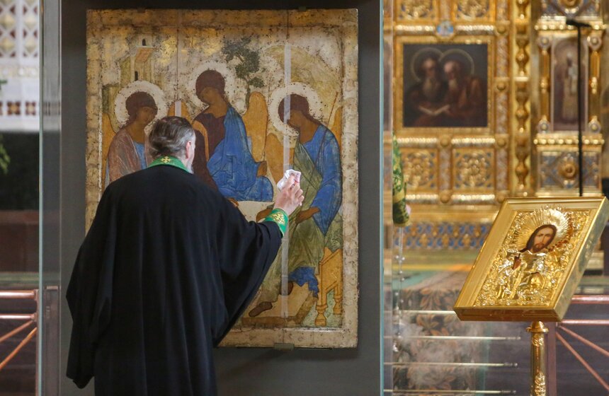 Верующие пришли поклониться "Троице" Андрея Рублева в храм Христа Спасителя 5 фото