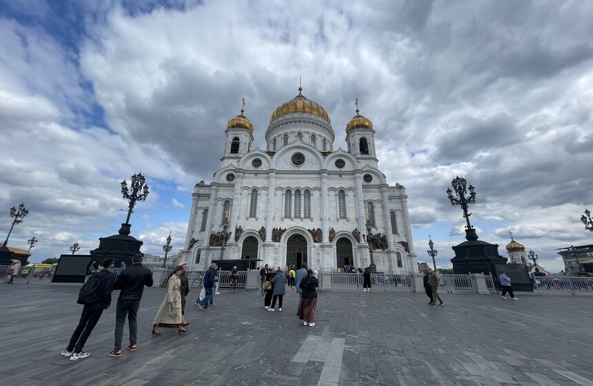 Верующие пришли поклониться "Троице" Андрея Рублева в храм Христа Спасителя 14 фото