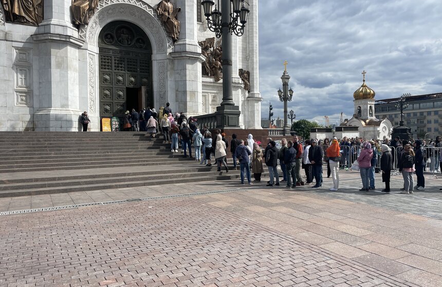 Верующие пришли поклониться "Троице" Андрея Рублева в храм Христа Спасителя 11 фото