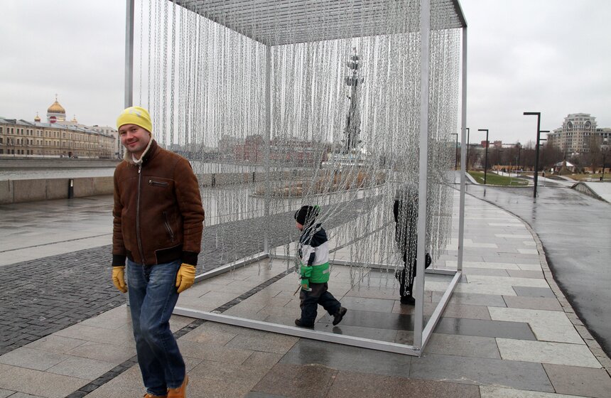 В "Музеоне" открылся арт-объект "Железный занавес" 6 фото