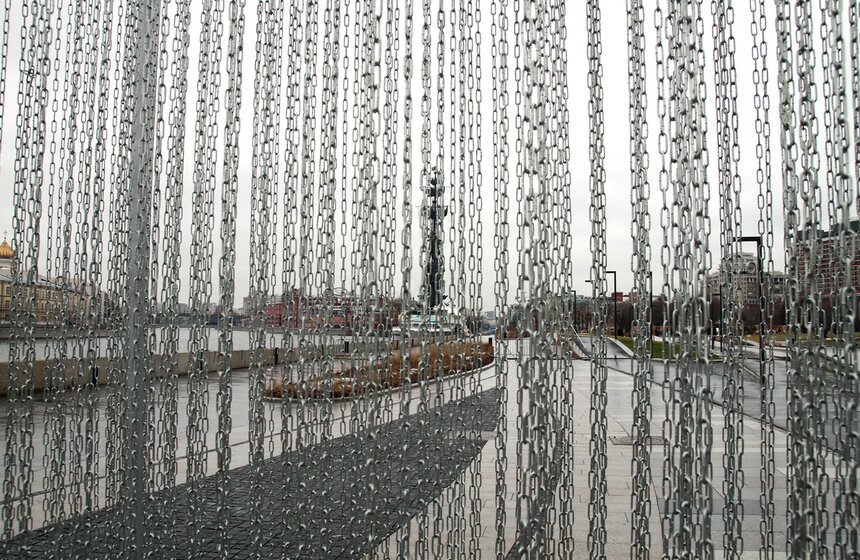 В "Музеоне" открылся арт-объект "Железный занавес" 3 фото