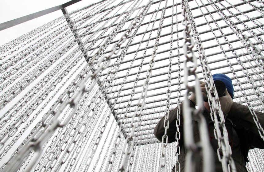 В "Музеоне" открылся арт-объект "Железный занавес" 4 фото