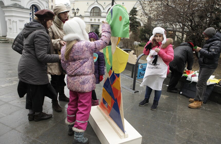 В Столешниковом переулке расписали красками масленичных кукол 15 фото