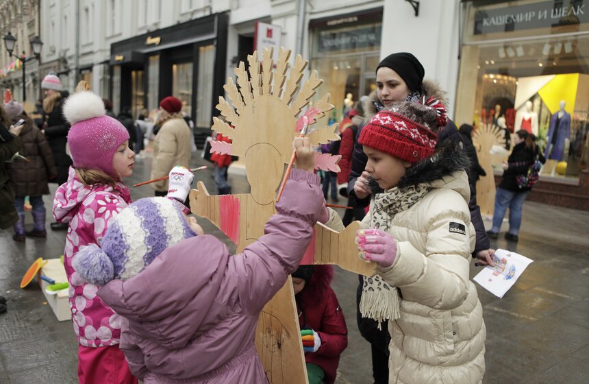 В Столешниковом переулке расписали красками масленичных кукол 6 фото