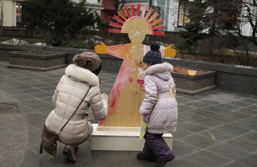 В Столешниковом переулке расписали красками масленичных кукол 5 фото