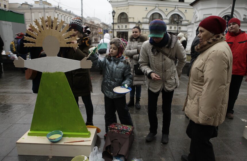 В Столешниковом переулке расписали красками масленичных кукол 4 фото