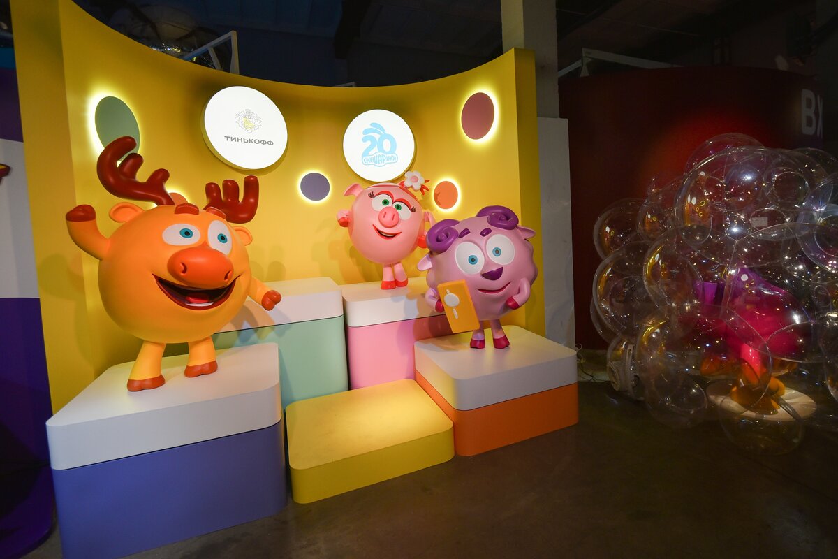 Команда люсьена смешарики. Студия рики смешарики. Город смешариков. Смешарики на петропавловке. Музей смешариков в москве.