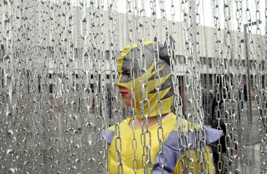 В "Музеоне" открылся арт-объект "Железный занавес" 13 фото