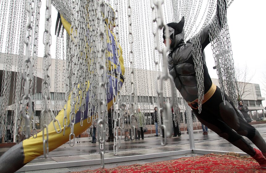 В "Музеоне" открылся арт-объект "Железный занавес" 12 фото