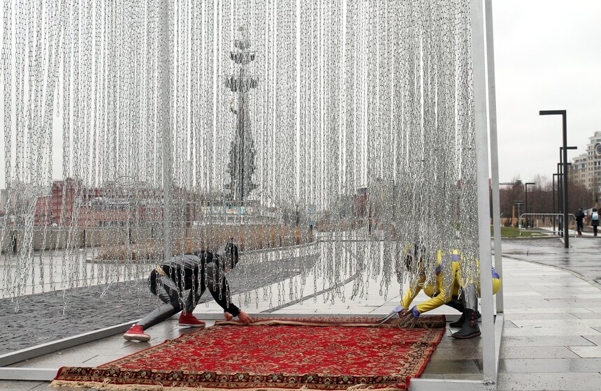 В "Музеоне" открылся арт-объект "Железный занавес" 9 фото