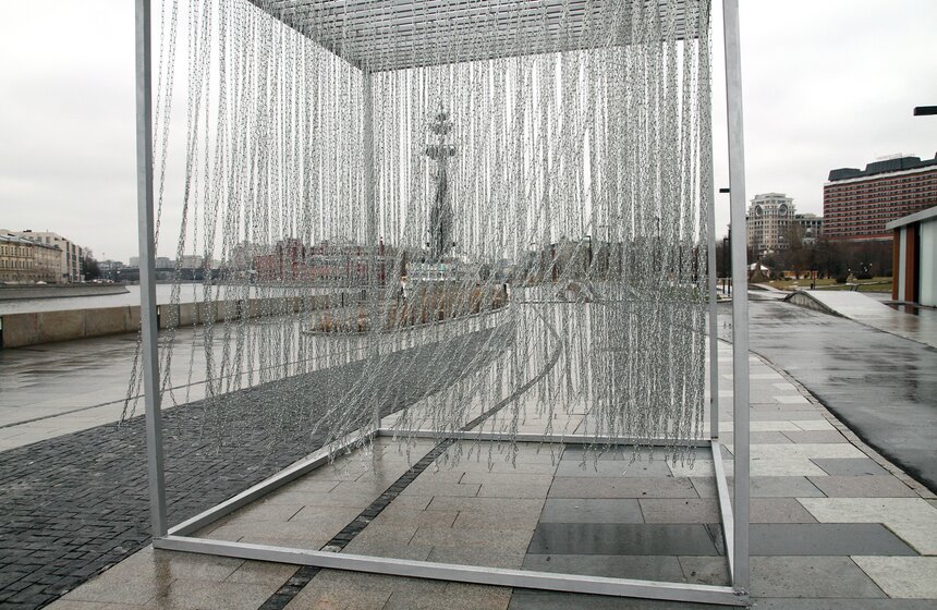 В "Музеоне" открылся арт-объект "Железный занавес" 7 фото