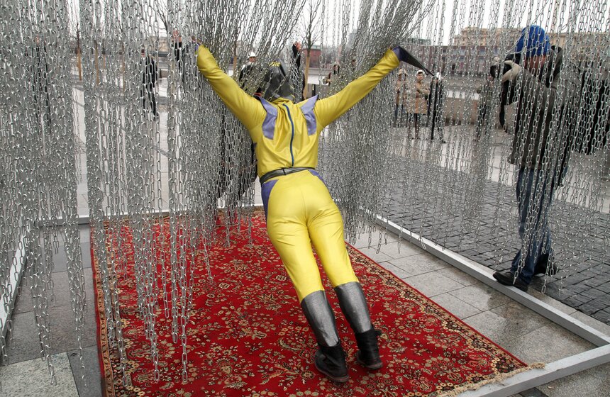 В "Музеоне" открылся арт-объект "Железный занавес" 11 фото