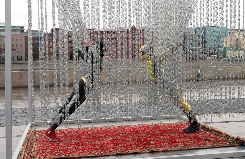 В "Музеоне" открылся арт-объект "Железный занавес" 10 фото