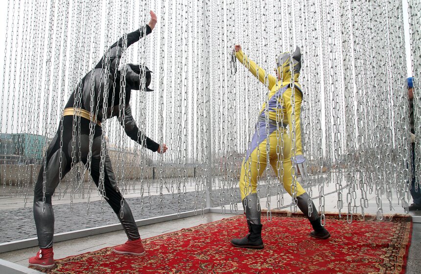 В "Музеоне" открылся арт-объект "Железный занавес" 15 фото