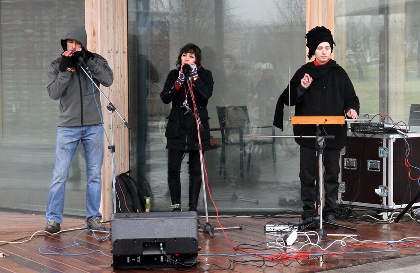 В "Музеоне" открылся арт-объект "Железный занавес" 16 фото