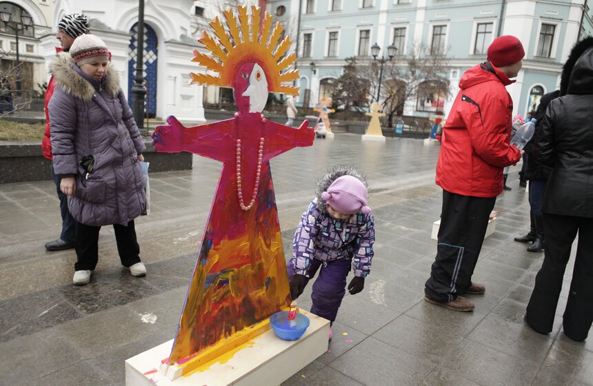 В Столешниковом переулке расписали красками масленичных кукол 9 фото