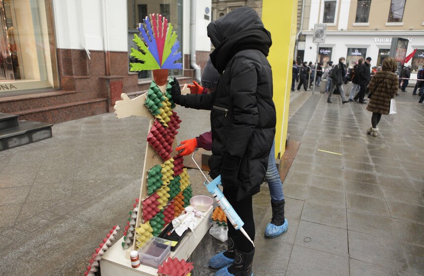 В Столешниковом переулке расписали красками масленичных кукол 12 фото