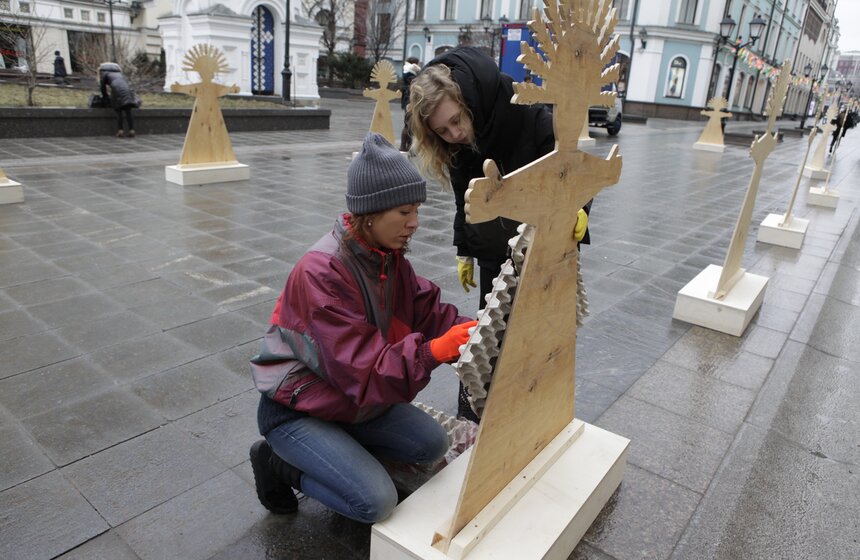 В Столешниковом переулке расписали красками масленичных кукол 1 фото