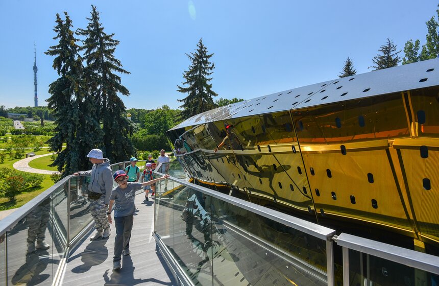 Аттракцион "Лента Мебиуса" открылся на ВДНХ 10 фото