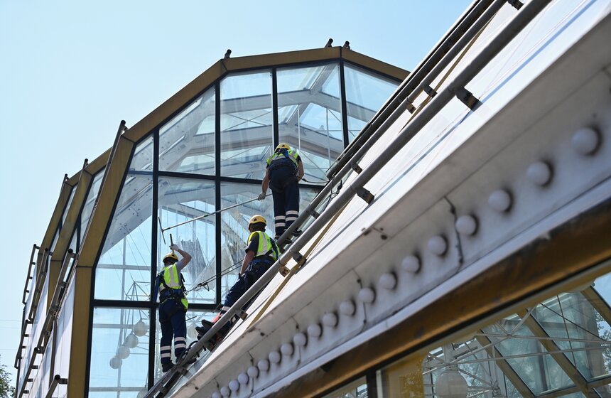 Альпинисты промыли мост Богдана Хмельницкого в столице 2 фото